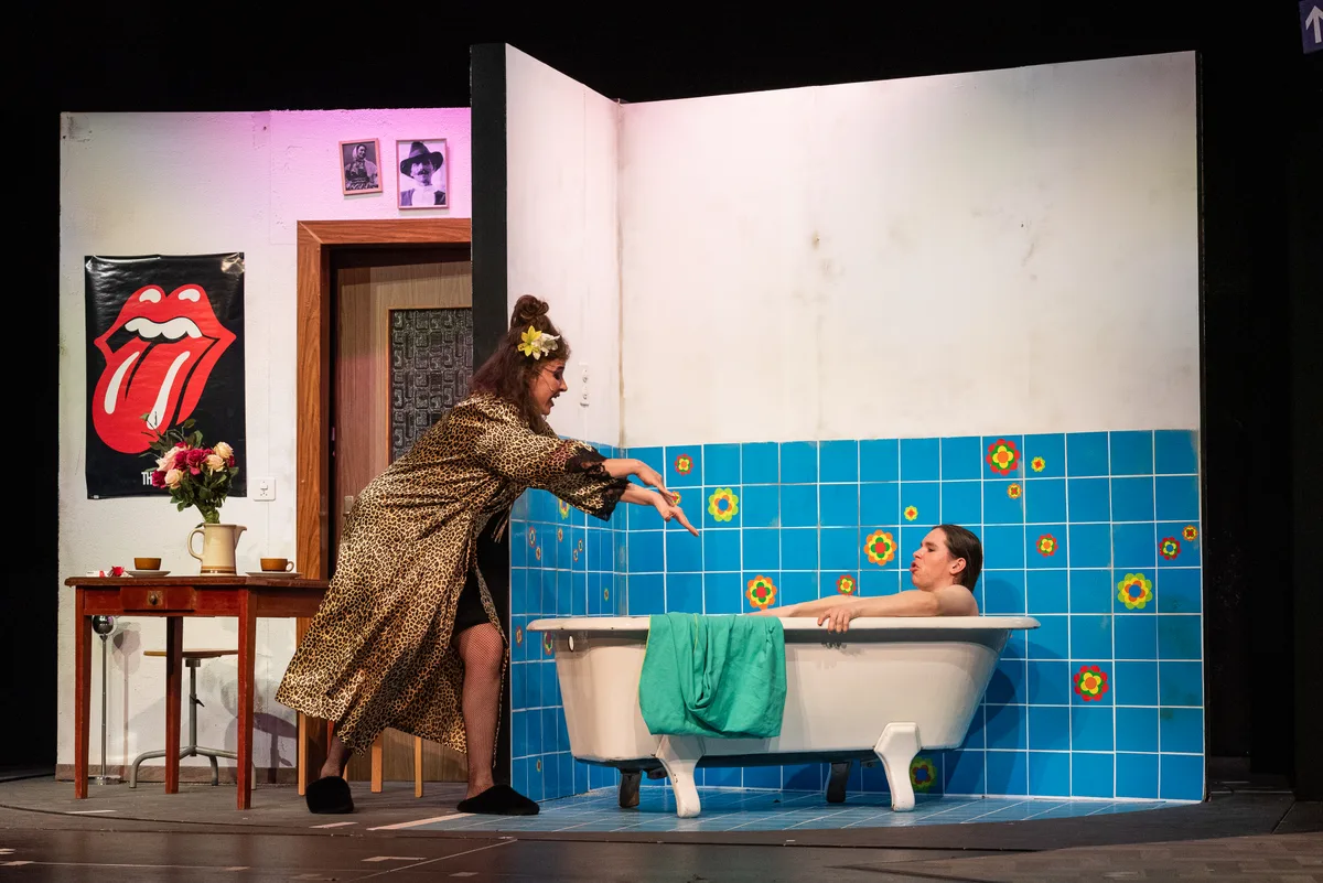 Menschen auf einer Theaterbühne.